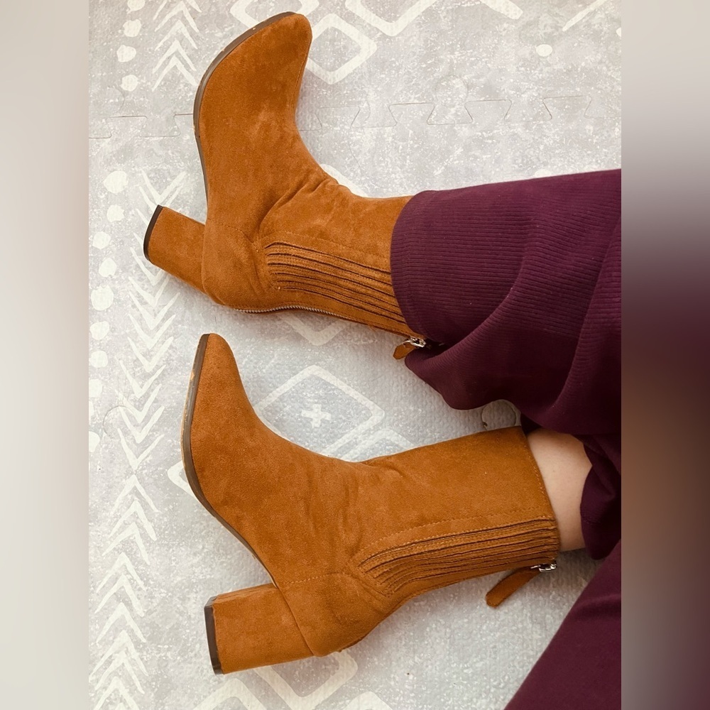 CHASE + CHLOE SUEDE BOOTS - Picture 5 of 11